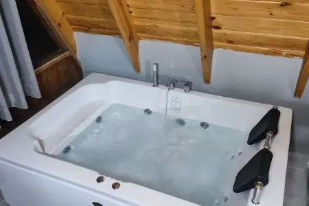 کلبه سوئیسی با وان جکوزی در سرخرود