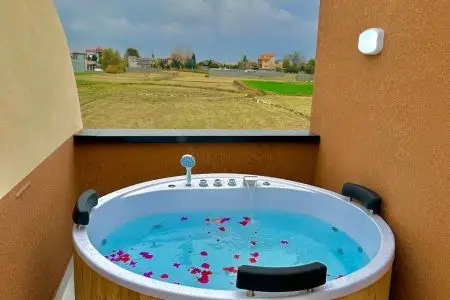 ویلا جکوزی دار با معماری مینیمال در آمل