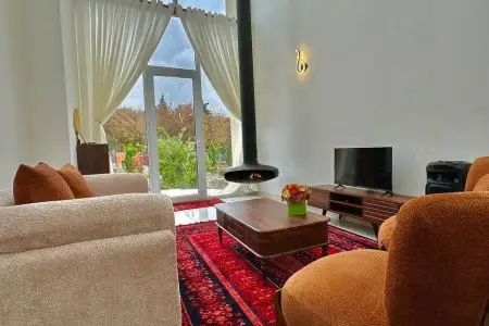 ویلا جکوزی دار با معماری مینیمال در آمل