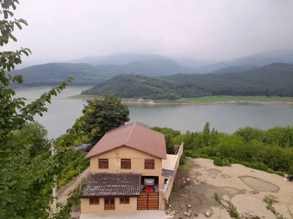 types-of-houses-کلبه سنتی با چشم انداز سد - لفور