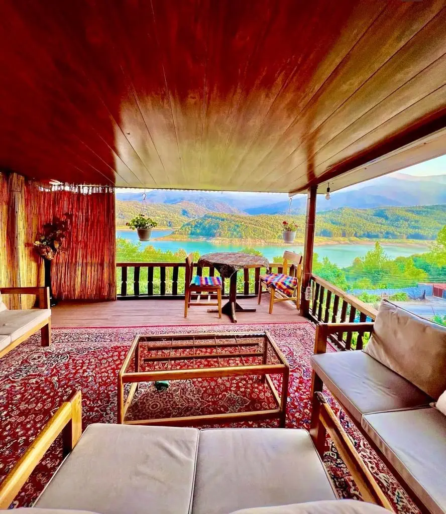 types-of-houses-خانه چوبی دو طبقه با ویو دریاچه - لفور