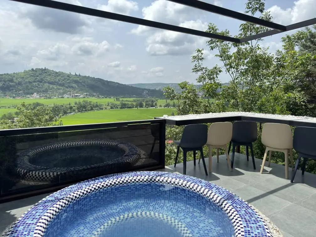 کلبه دوخوابه جنگلی جکوزی دار