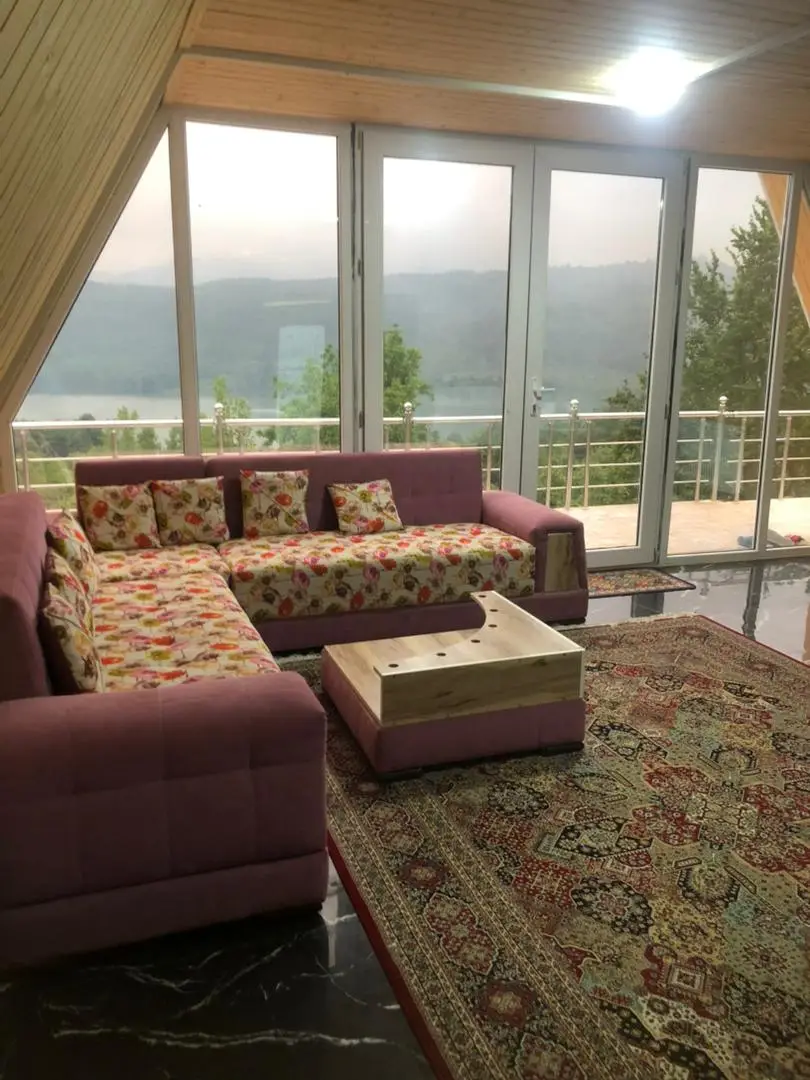 types-of-houses-اجاره کلبه سوییسی با جشم انداز سد لفور